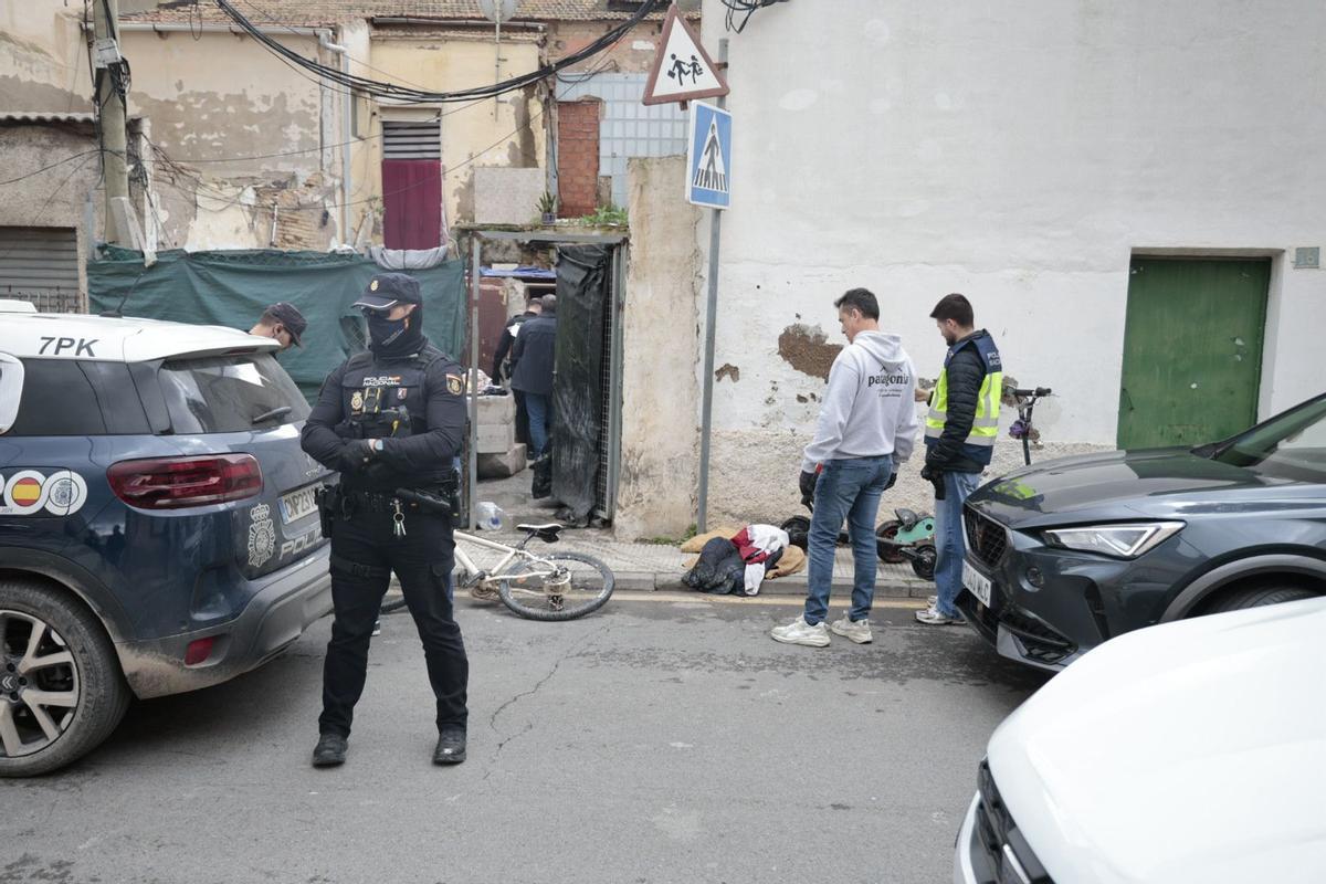 Agentes de la Policía Nacional durante el despliegue en el Peral, este miércoles