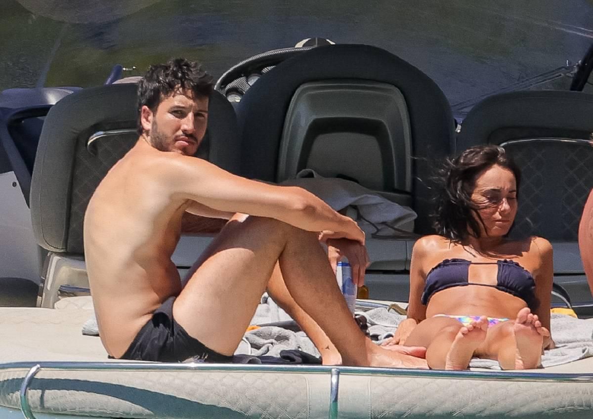 No es la primera vez que el cantante se deja ver sin camiseta con la llegada del verano