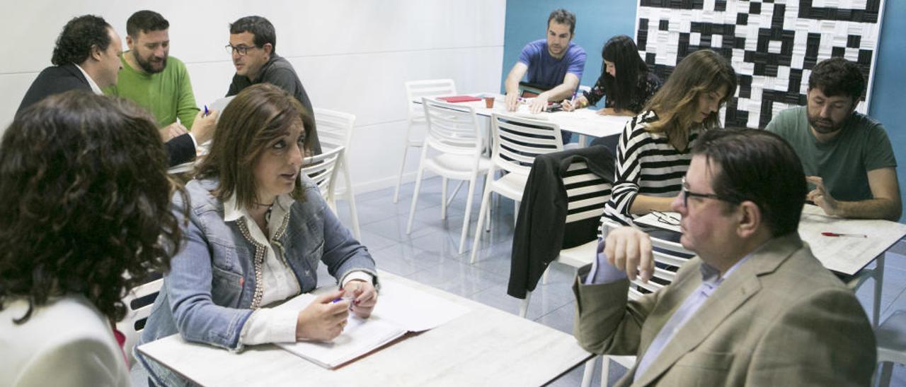 Los candidatos, reunidos con sus respectivos asesores, en mesas separadas, en la cafetería de INFORMACIÓN antes del inicio del debate.