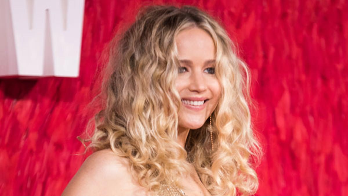 Jennifer Lawrence con el pelo rizado en el estreno de 'Red Sparrow' en Londres