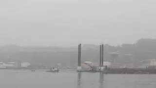 El mal tiempo lleva a refugiarse en Gijón a una llamativa plataforma flotante que están remolcando de Marruecos a Holanda