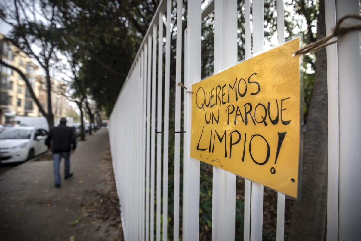 Cartel reivindicativo en el parque de Son Simonet.