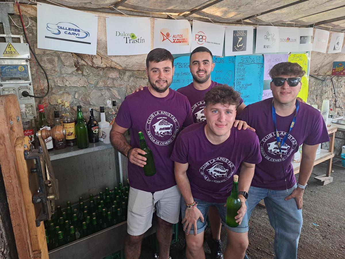 Los chicos de Club La Amistad, Adrián Fernández, Andrés Fernández, Mario Bautista y Fernando Bautista tras la barra de la cantina