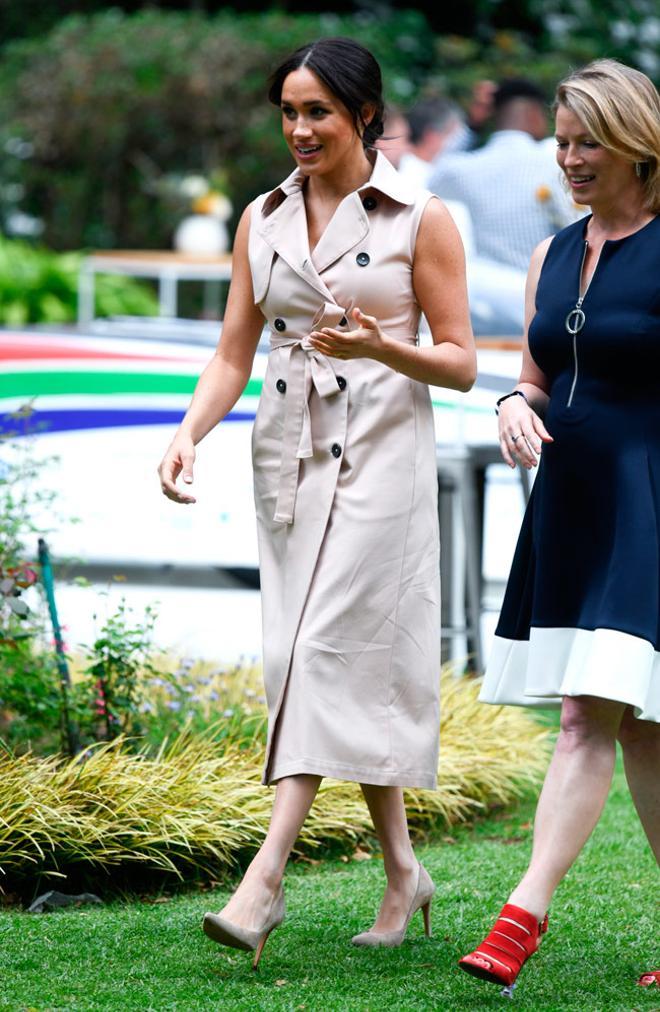 Meghan Markle con vestido trench sin mangas en África