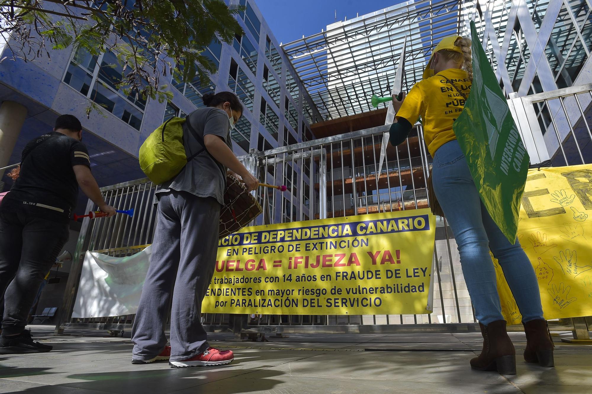 Protesta de interinos frente a Usos Múltiples II