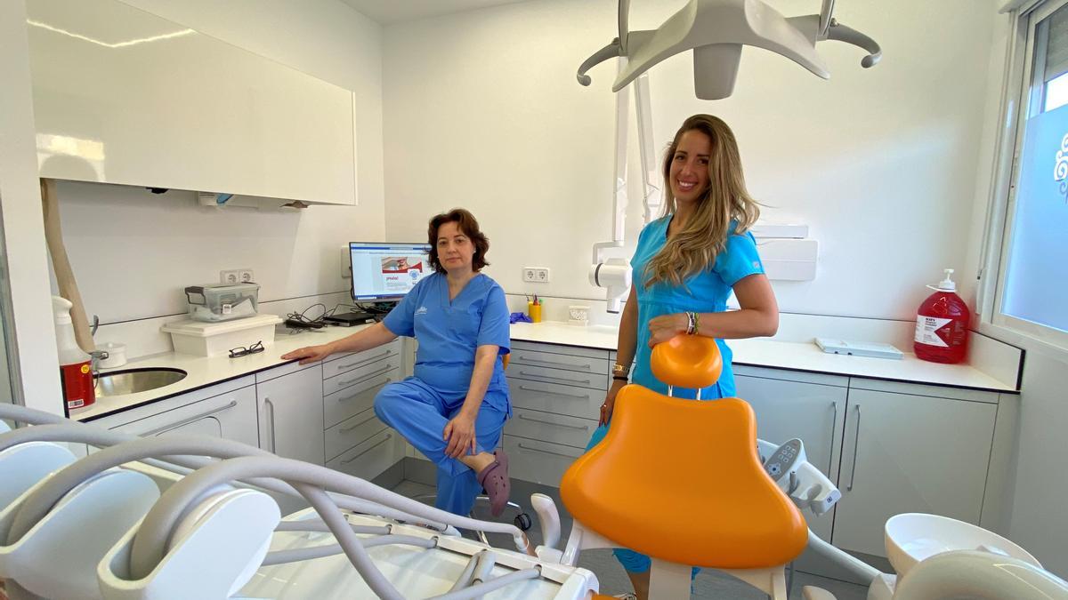 La doctora Patricia Báez, especialista en ortodoncia y estética, y Sonia Ato, higienista buco-dental