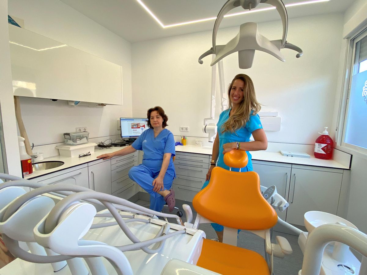 La doctora Patricia Báez, especialista en ortodoncia y estética, y Sonia Ato, higienista buco-dental