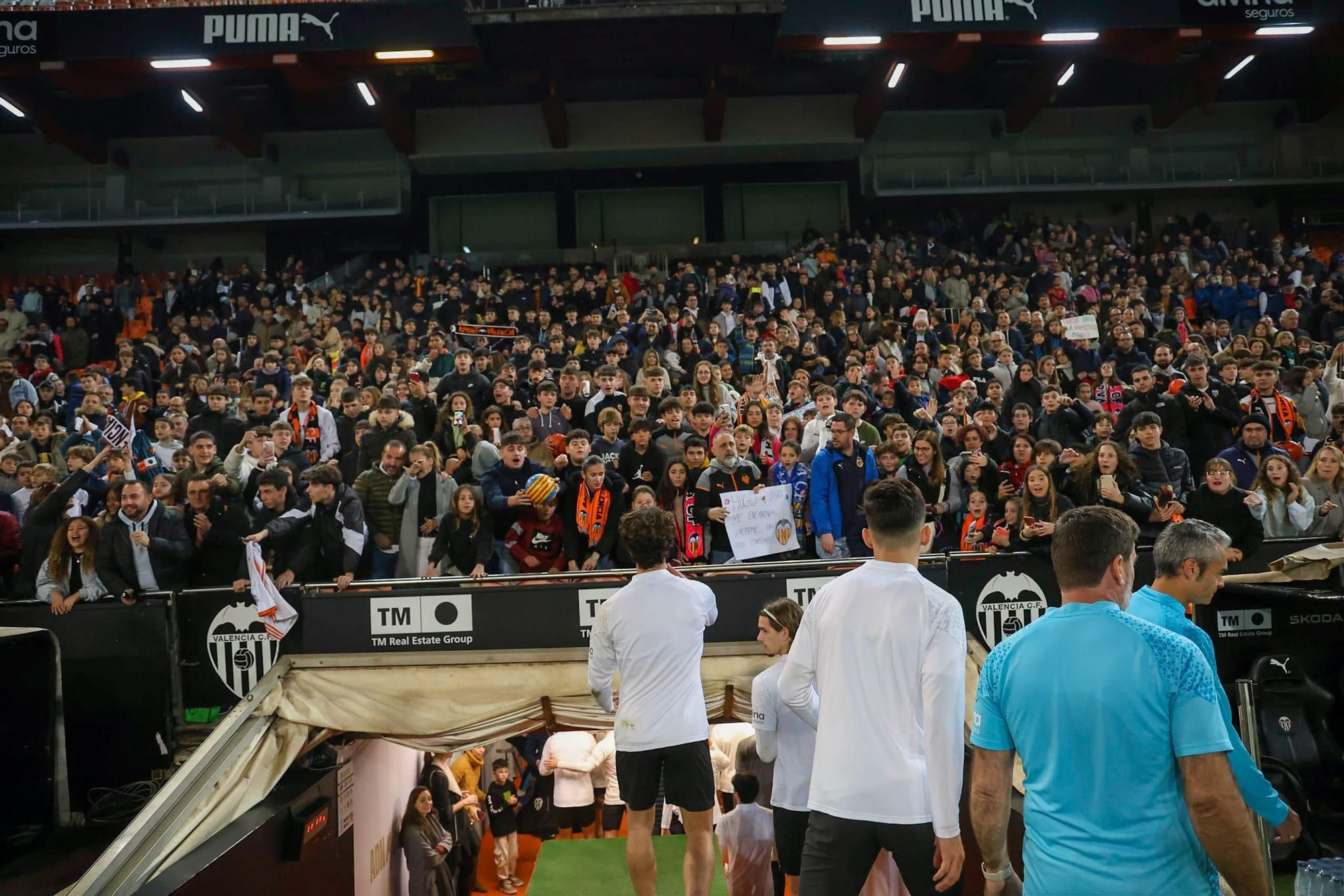 La afición se vuelca con el Valencia CF en el entrenamiento de Mestalla