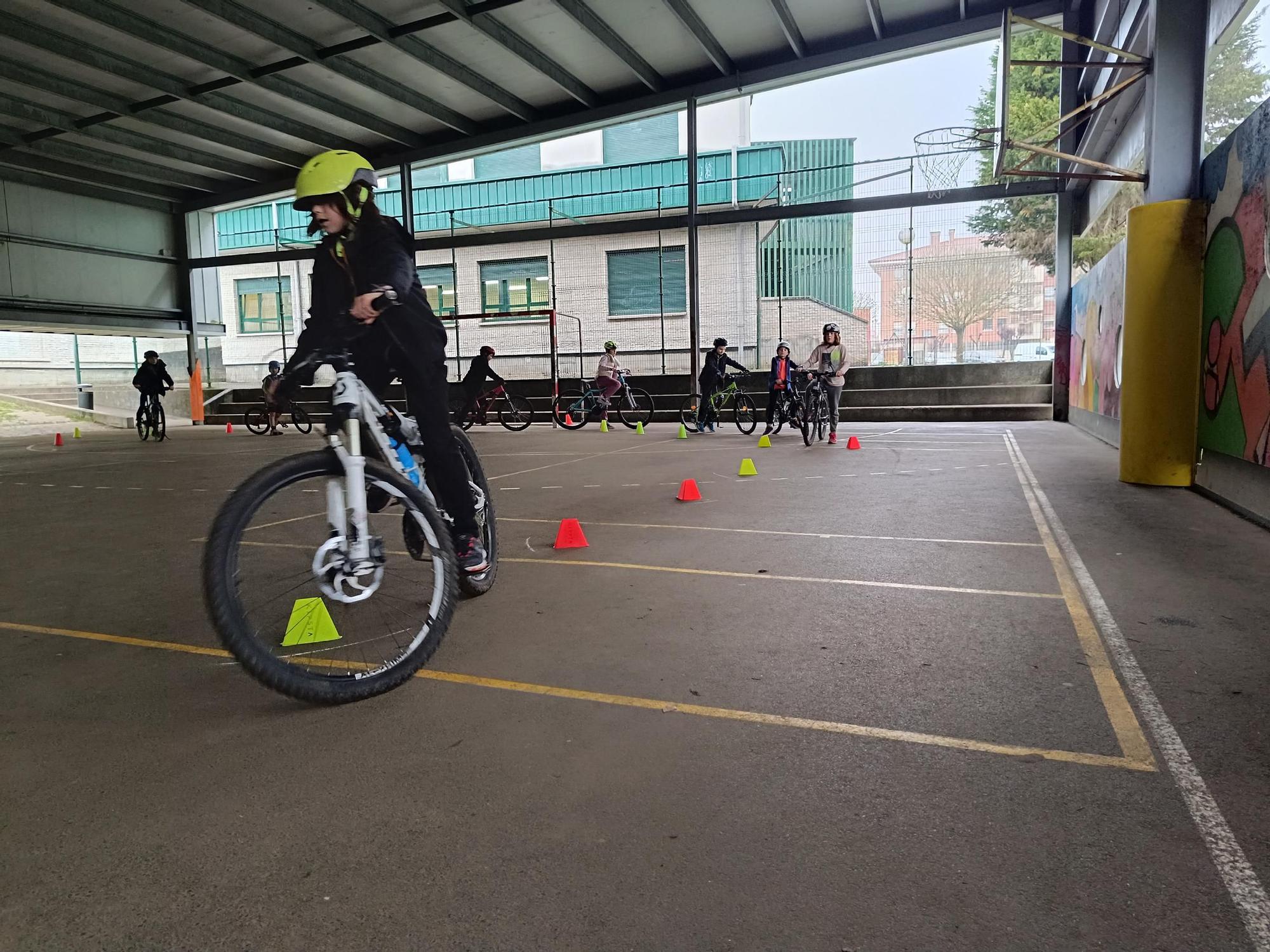 Pasión sobre ruedas: la extraescolar de ciclismo en el colegio de La Fresneda