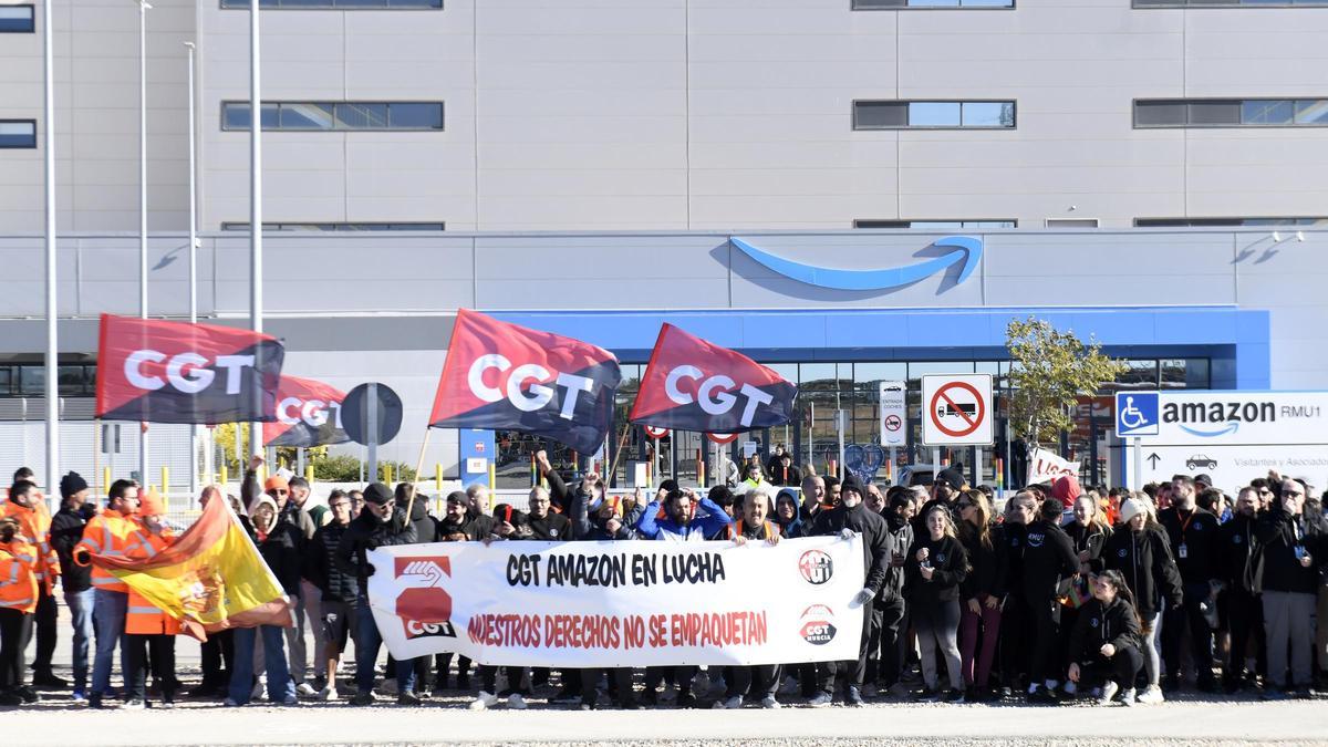 La huelga de los trabajadores de Amazon en Murcia, en imágenes