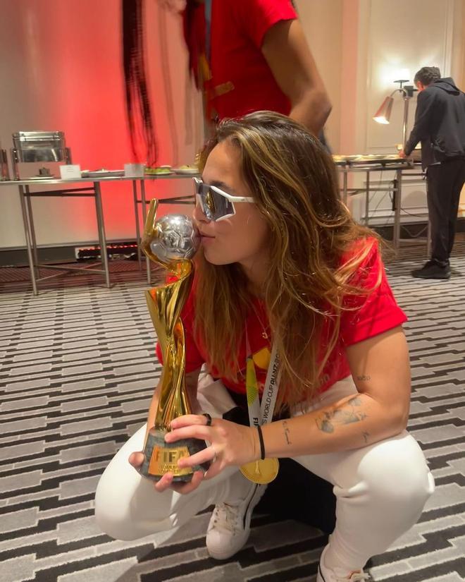 Las fotos de Mariona y Cata con la Copa del Mundo