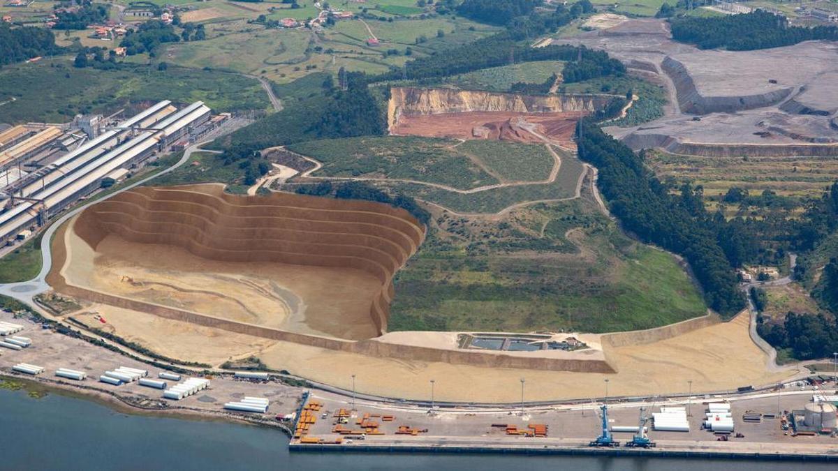 Fase intermedia del avance de la cantera de Acciona y los terrenos que gana el Puerto de Avilés.