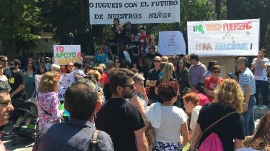 La concentración comenzó en el Casino, donde se leyó un manifiesto, y se trasladó posteriormente a La Glorieta donde se realizó una sonora manifestación.