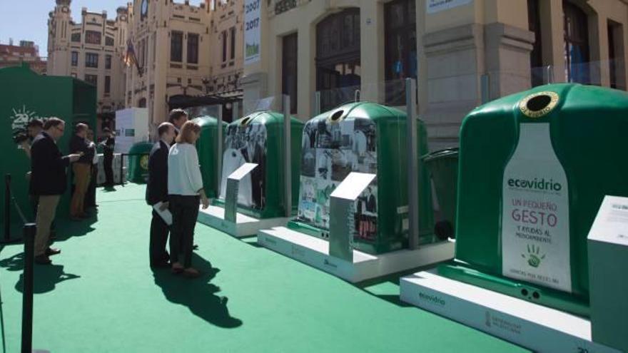 Inauguración, ayer, de la muestra sobre el reciclaje de vidrio.