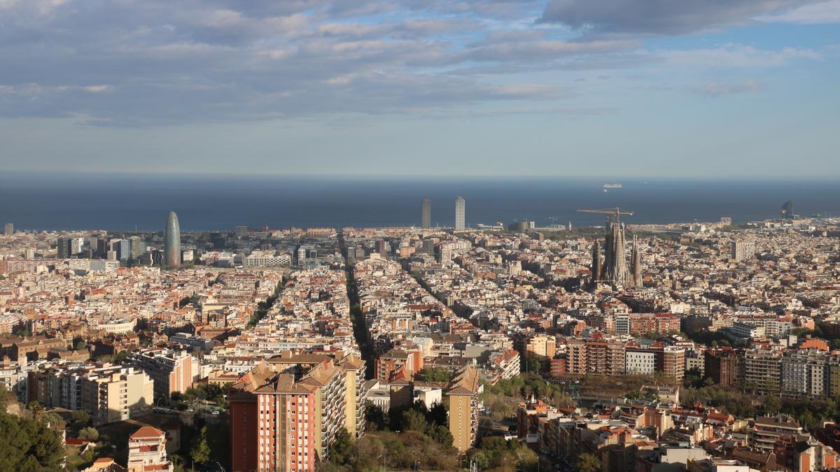 Panoràmica de Barcelona, vista des dels búnquers del Carmel a meitats d'abril
