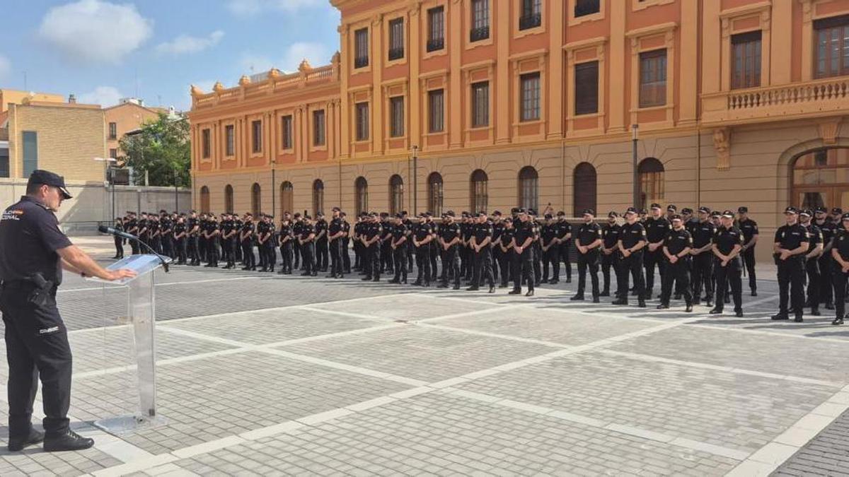 El jefe provincial de Valencia, Carlos Holgado, da la bienvenida a los 194 policías nacionales en prácticas en Zapadores.