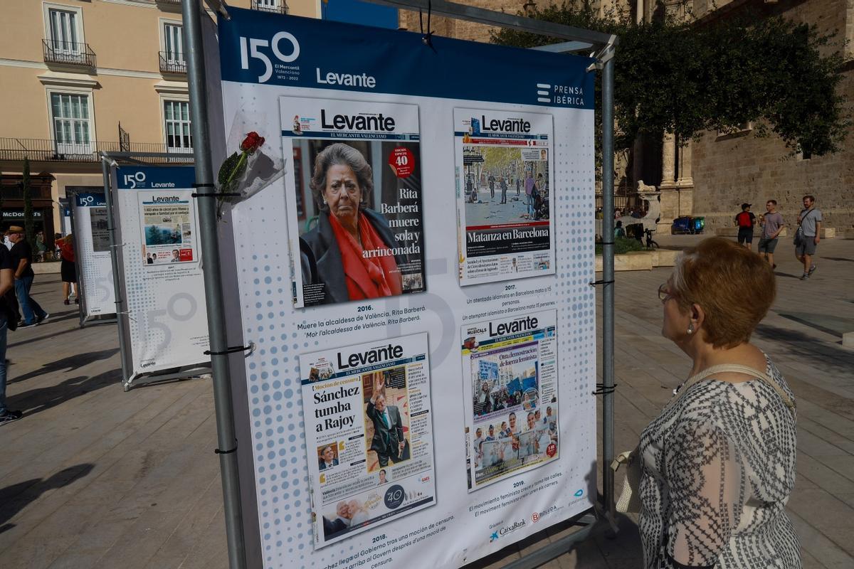 El público descubre la exposición de Levante-EMV en la plaza de la Reina de València El público descubre la exposición de Levante-EMV en la plaza de la Reina de València