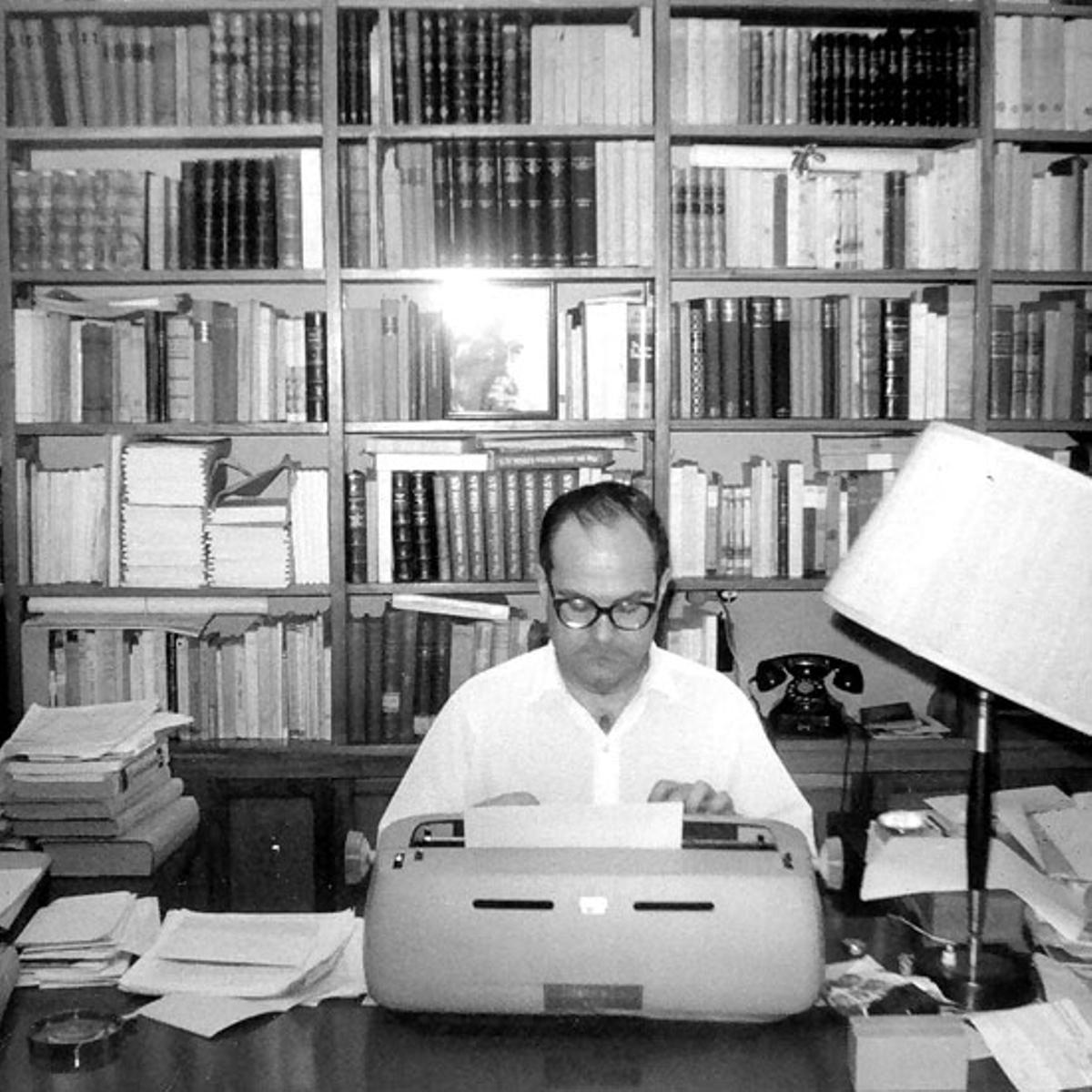 Julián Marías trabajando en su domicilio