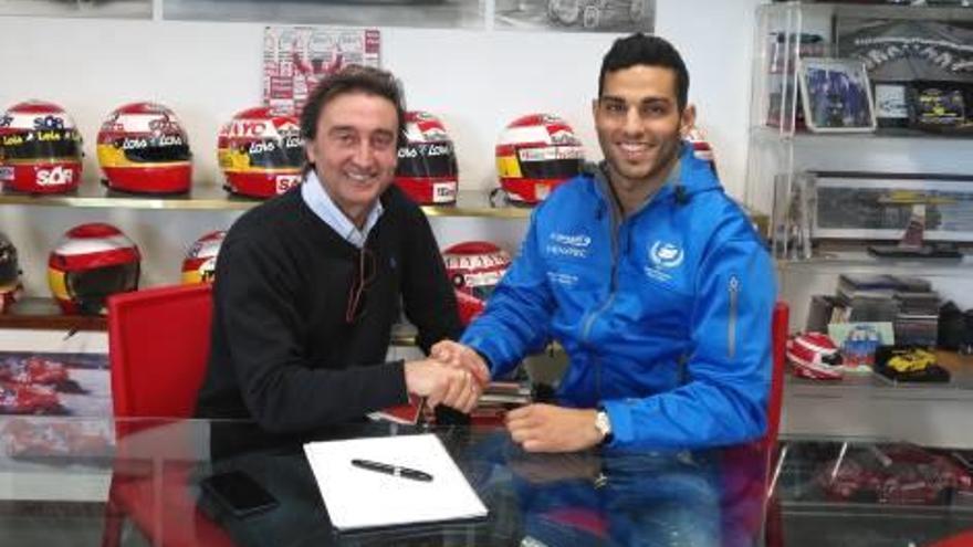 Campos y Nissany durante la firma del contrato.