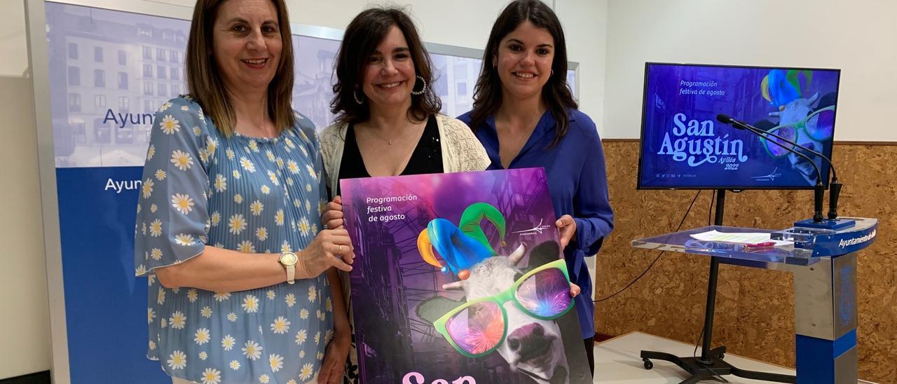 Nuria Delmiro, Yolanda Alonso y Raquel Ruiz, con el cartel de las Fiestas de San Agustín de 2022.