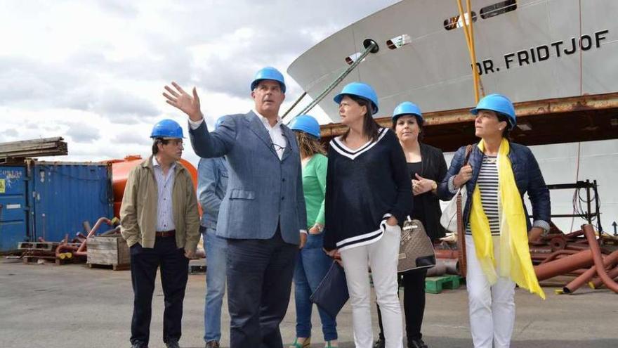 El presidente de Astilleros Gondán, Álvaro Platero, habla con Susana López Ares, ayer, en Figueras. A su lado, Begoña Calleja, vicesecretaria de acción territorial del PP de Asturias, y la diputada Carmen Pérez García de la Mata.