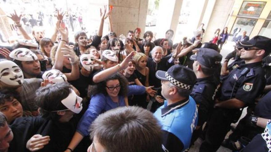 Un centenar de indignados acorrala a las autoridades y hace frente a los policías