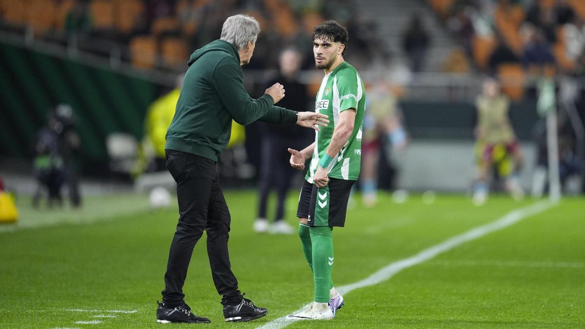 Manuel Pellegrini habla con Abde Ezzalzouli durante el partido de la jornada 8 de la fase de grupos de la UEFA Europa League 2025/26 entre el Real Betis Balompié y el Feyenoord en el estadio de La Cartuja