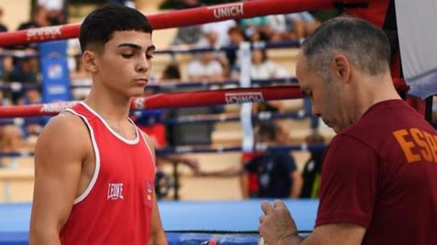 Rafa Lozano Jr, junto a su entrenador y padre, Rafa Lozano Sr., en el Mundial Joven de La Nucía.