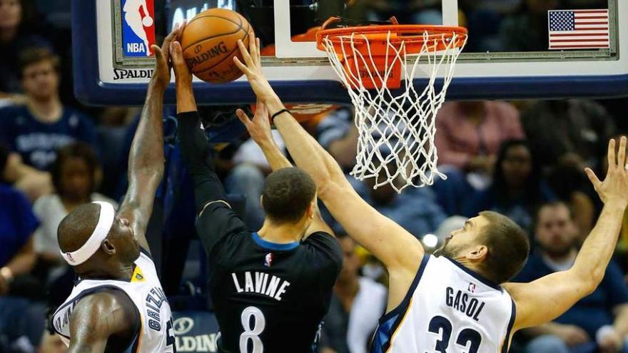 Gasol y Randolph taponan una entrada de Lavine en el Grizzlies-Timberwolves.