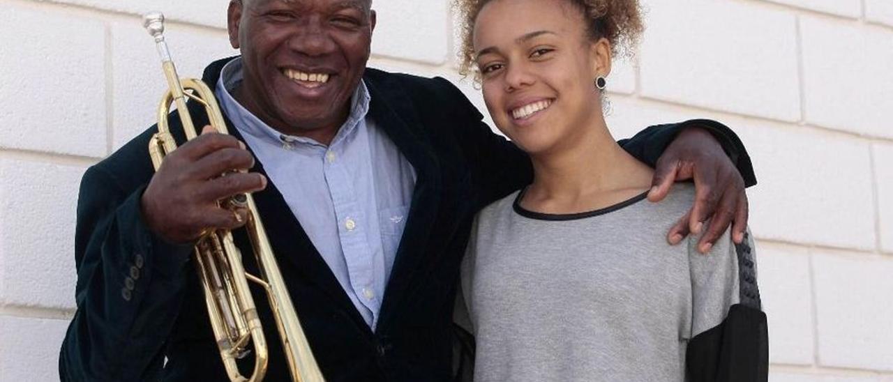 El trompetista Nilo Caparrosa, con su hija Sislena