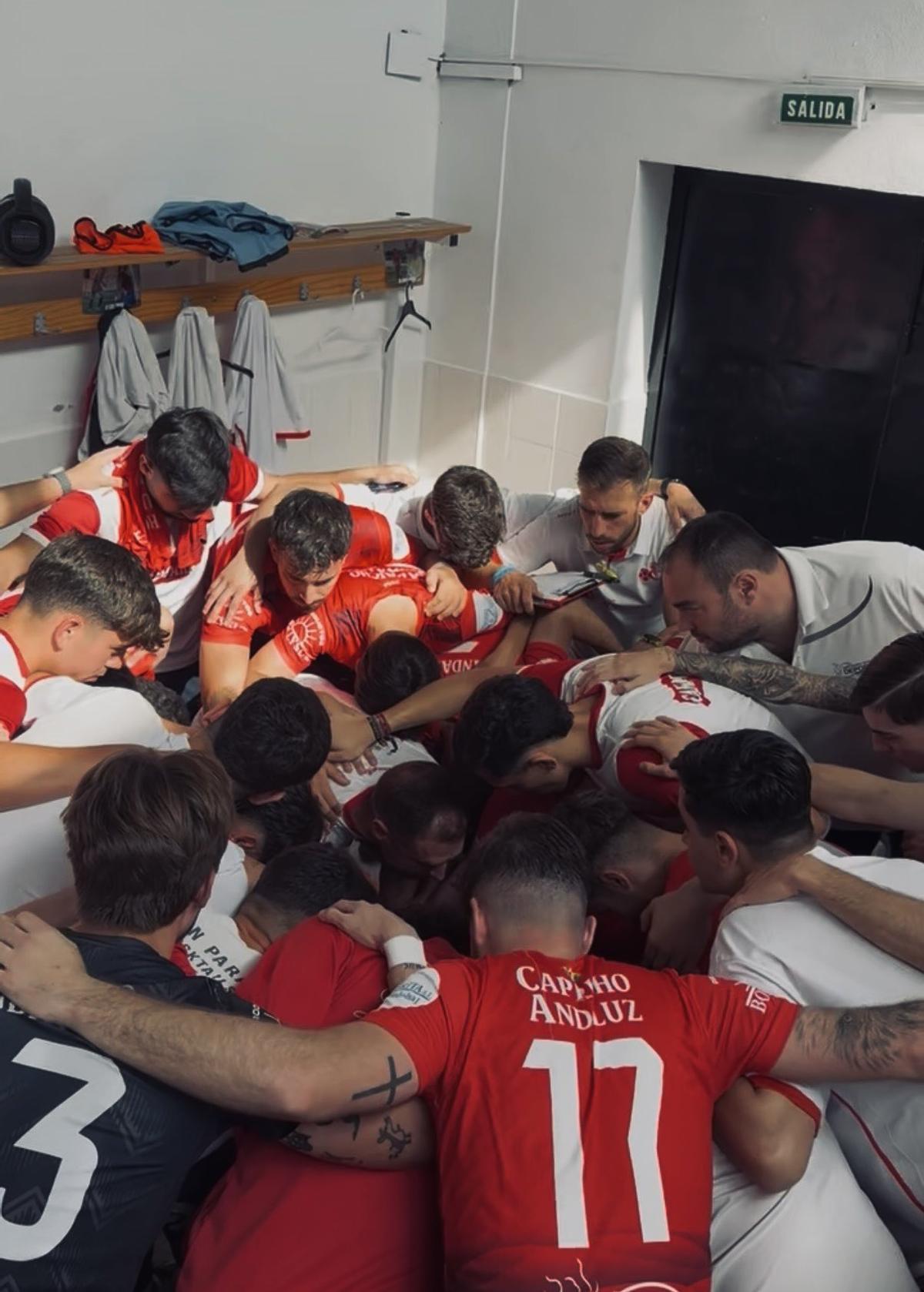 Jugadores y cuerpo técnico del Egabrense antes de la semifinal ante el Lebrijana.