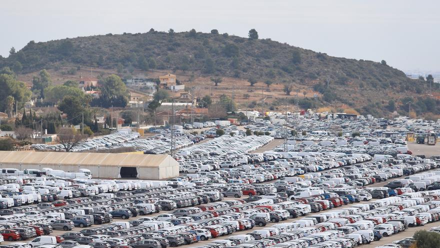 Miles de coches se agolpan en la campa de Ford en Cheste a la espera de su venta