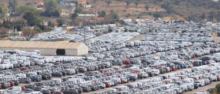 Miles de coches se agolpan en la campa de Ford en Cheste a la espera de su venta