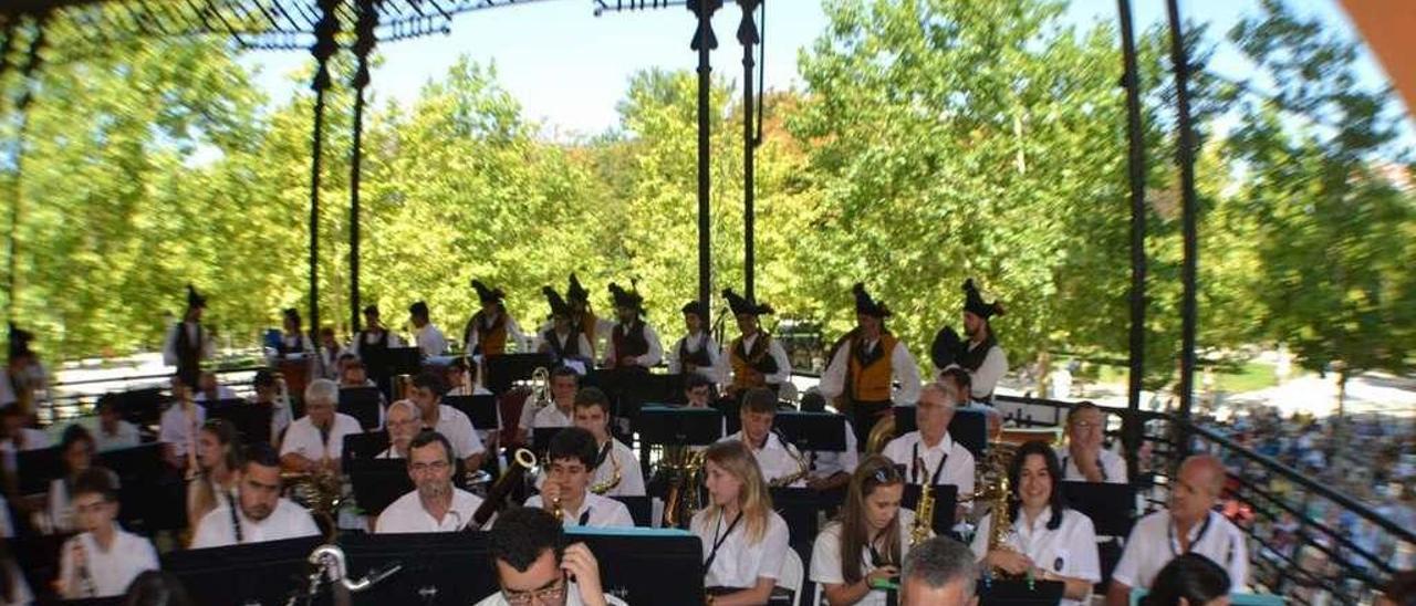 Los integrantes de la Unión Musical de Valladares, durante su actuación en el parque del Retiro madrileño, el pasado mes de julio.