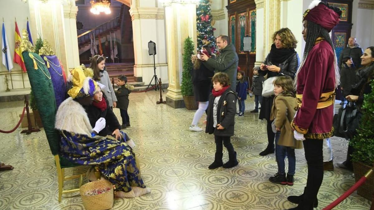 Los Reyes Magos atienden a los niños en el palacio municipal de María Pita.