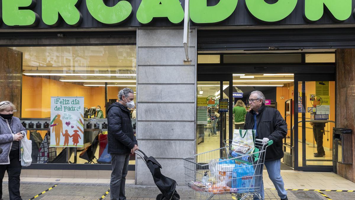 Ciudadanos hacen cola guardando la distancia de seguridad para entrar en un Mercadona de Valencia