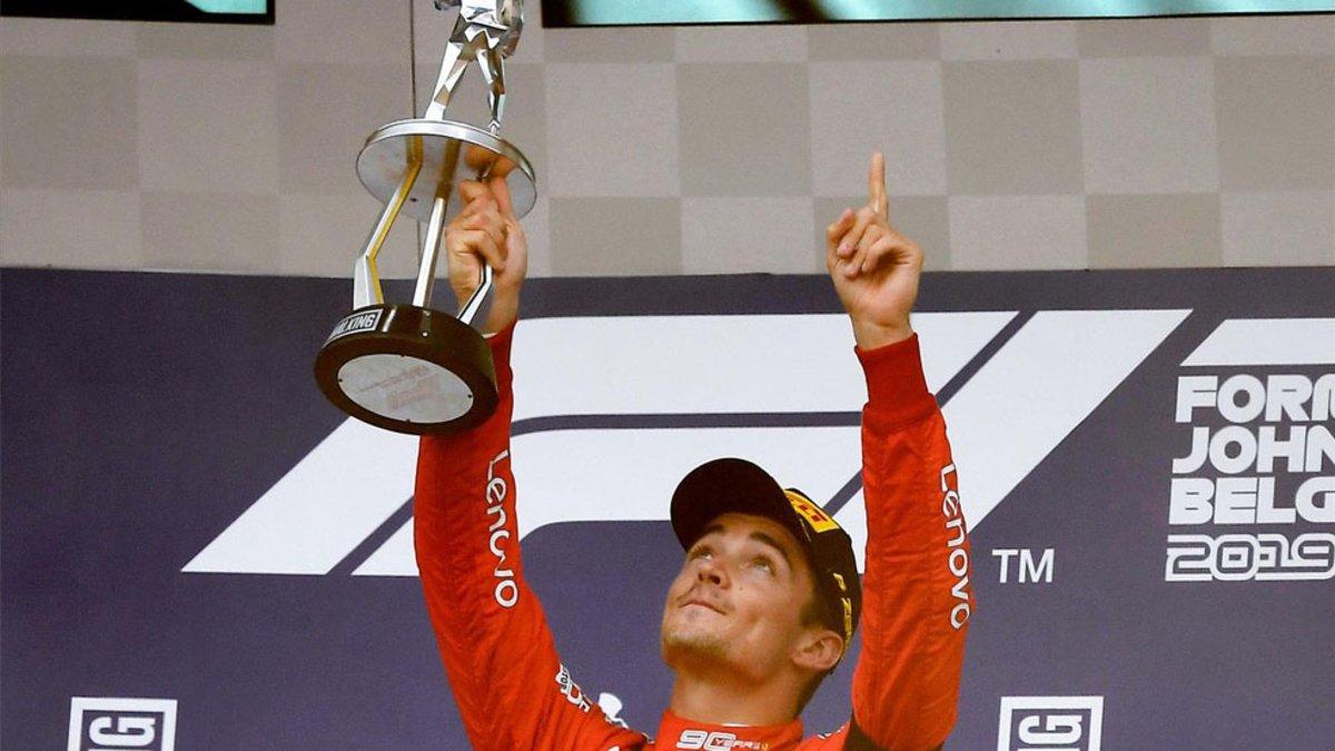 Charles Leclerc celebró su victoria señalando al cielo