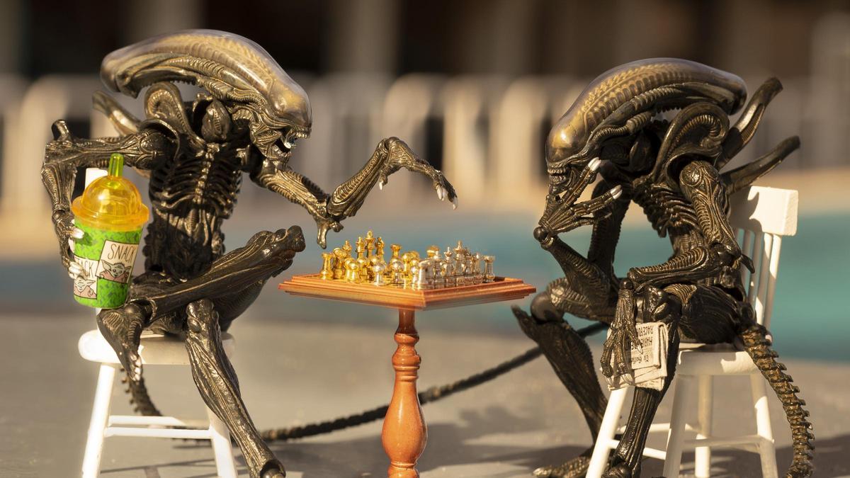 Dos aliens juegan al ajedrez.