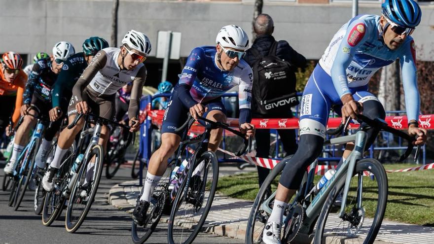 El ciclista de Moixent Pau Martí acude a la primera concentración de la temporada del Israel Premier Tech