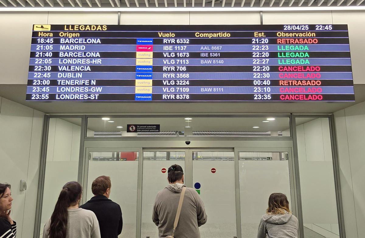 Santiago de Compostela (Aeropuerto de Lavacolla). Panel de información de la llegada de aviones con retrasos y cancelaciones.