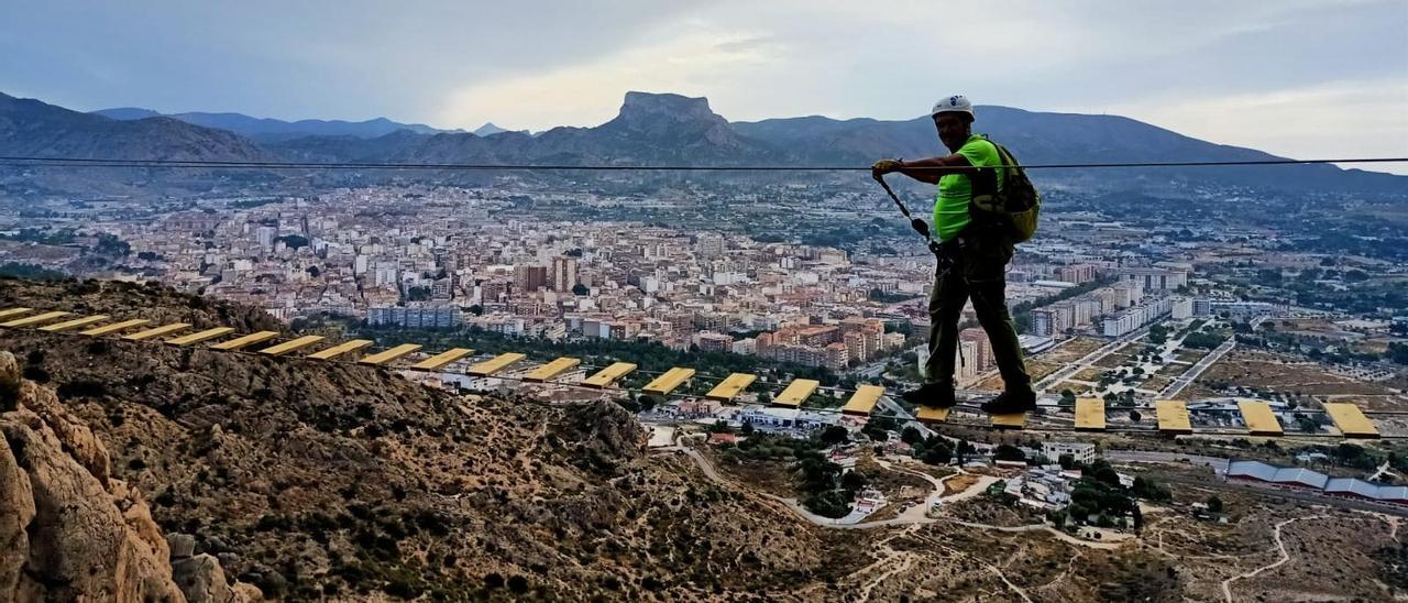 El puente nepalí de tablas de la vía ferrata del Bolón con una espectacular panorámica de Elda, Petrer y la sierra del Cid.