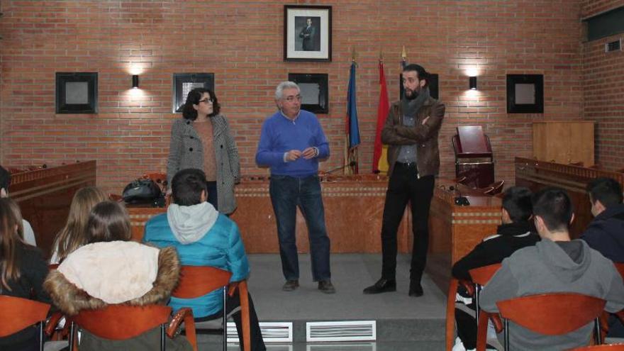 Encuentro entre los representantes municipales y los jóvenes.