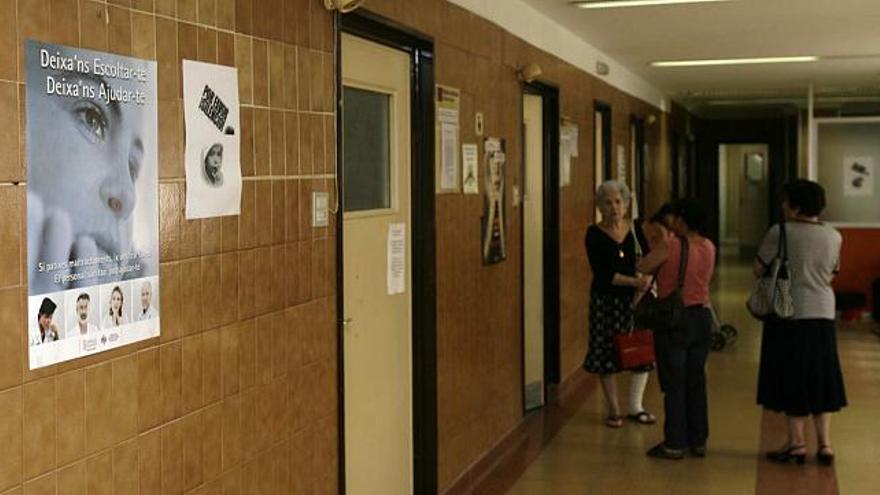 Carteles en el centro de especialidades de la calle Gerona en los que se anima a las posibles víctimas de violencia doméstica a denunciar el caso a los médicos.