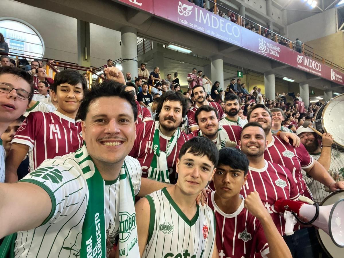 Varios de los componentes del Frente Salmorejo, en el partido de ida de la eliminatoria contra el Amics Castelló.