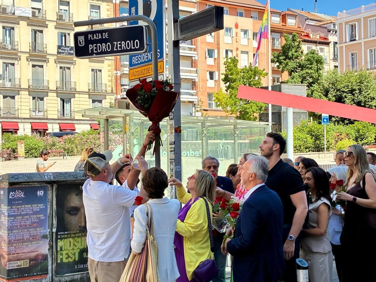 El PSOE homenajea a Pedro Zerolo en su plaza por el 11 aniversario de su fallecimiento.
