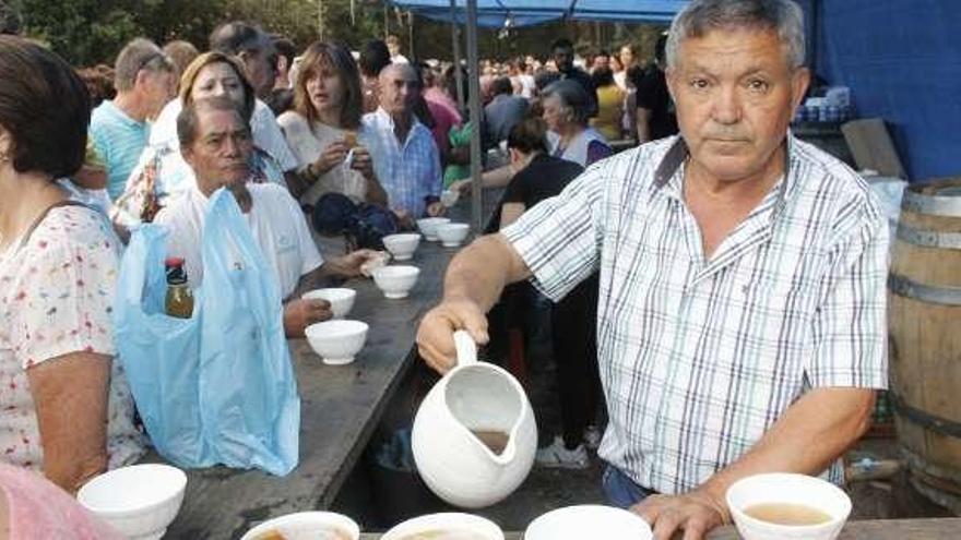 Los asistentes hicieron cola para degustar la sidra. // Santos Álvarez