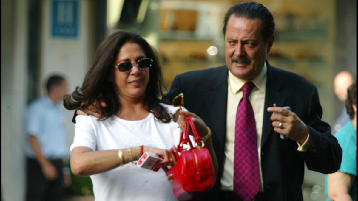 Julián Muñoz e Isabel Pantoja, de paseo por Marbella, en el 2003.