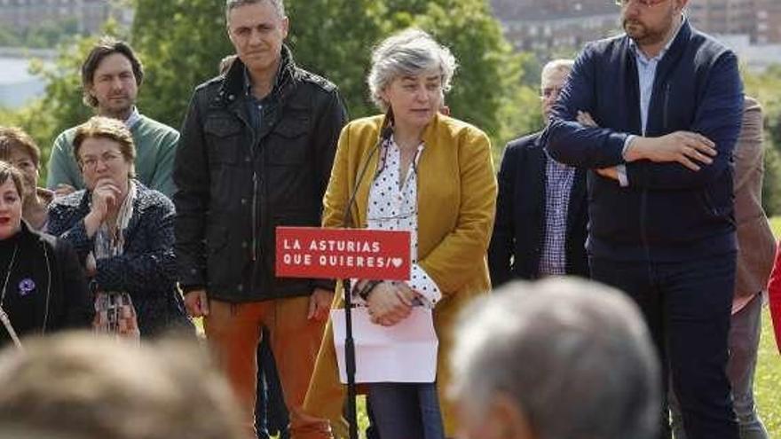 Ana González, entre Adrián Barbón, a la derecha, e Iván Fernández Ardura, en la presentación ayer de su candidatura a la Alcaldía de Gijón.