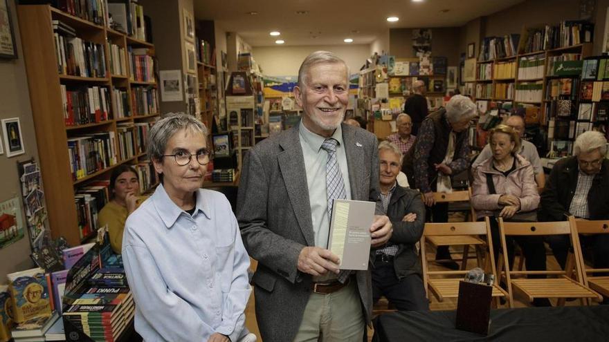 Sánchez Vicente presenta en Gijón &quot;El cuestu camín hacia la normalidá&quot;