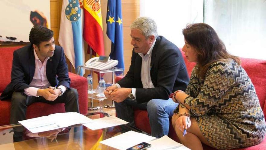 El conselleiro de Política Social, el alcalde de Carral y la concejala de Bienestar, ayer, durante la reunión.